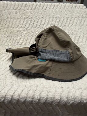 Sundry has Tan & Gray Kids Sun Hat with Neck Flap size M  (3-6 years) Like New